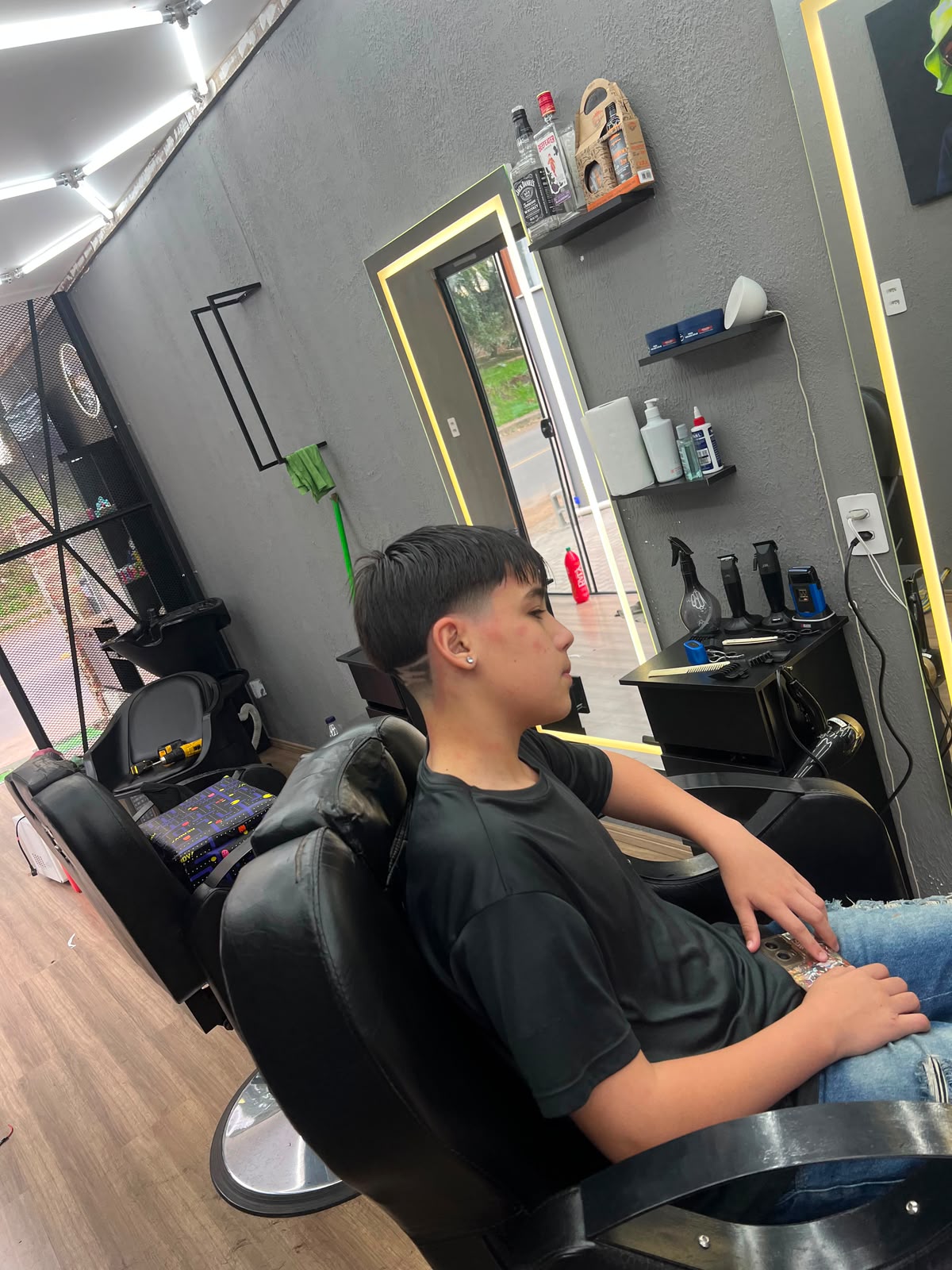 Degradê alto com acabamento na navalha, trabalho da D’Quebra Barbershop